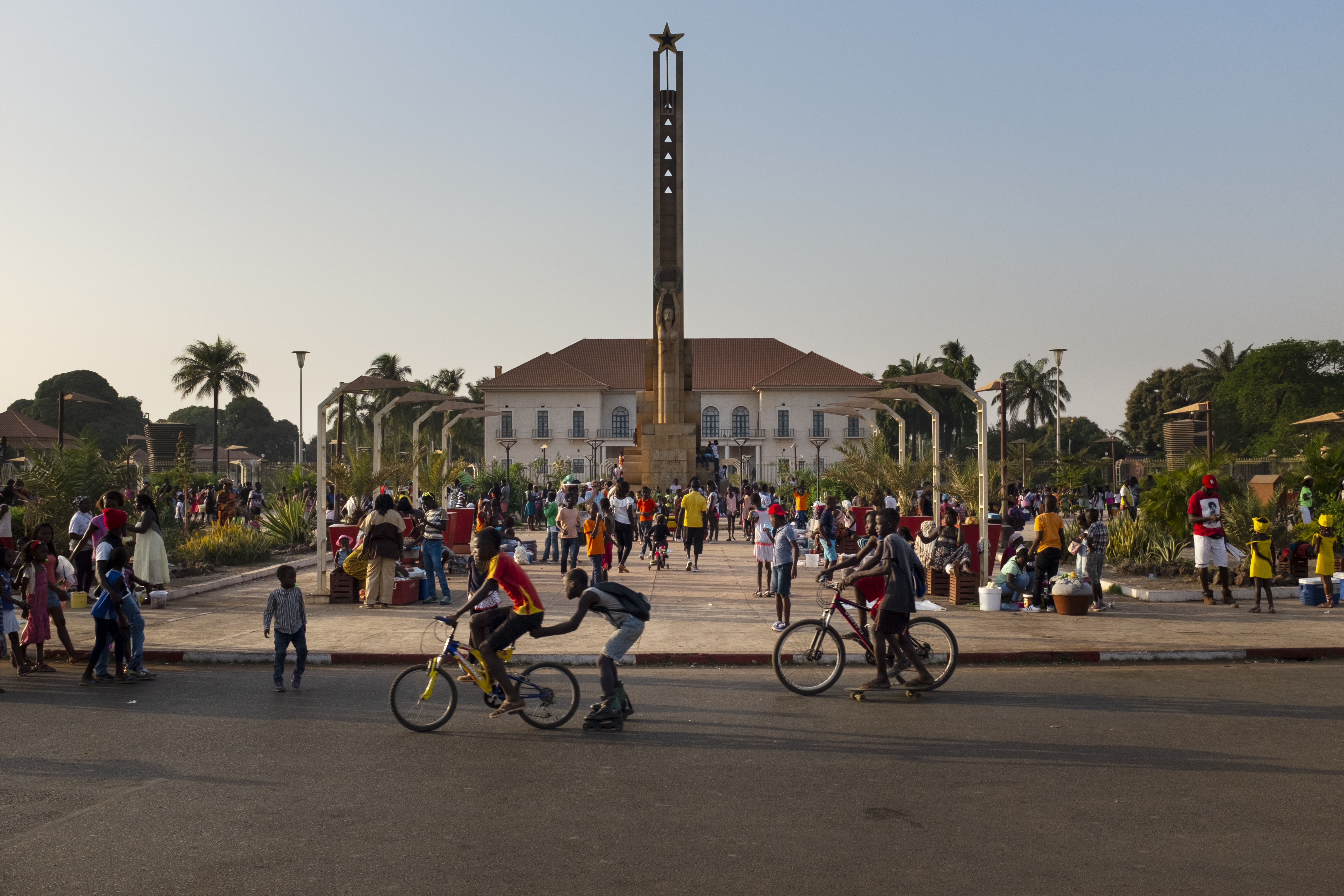 Praca dos Herois Nacionais. Photo credit: Tiago Fernandez, https://www.istockphoto.com/photo/street-scene-in-the-city-of-bissau-with-people-at-the-praca-dos-herois-nacionais-in-gm1193501340-339501491 Featured image