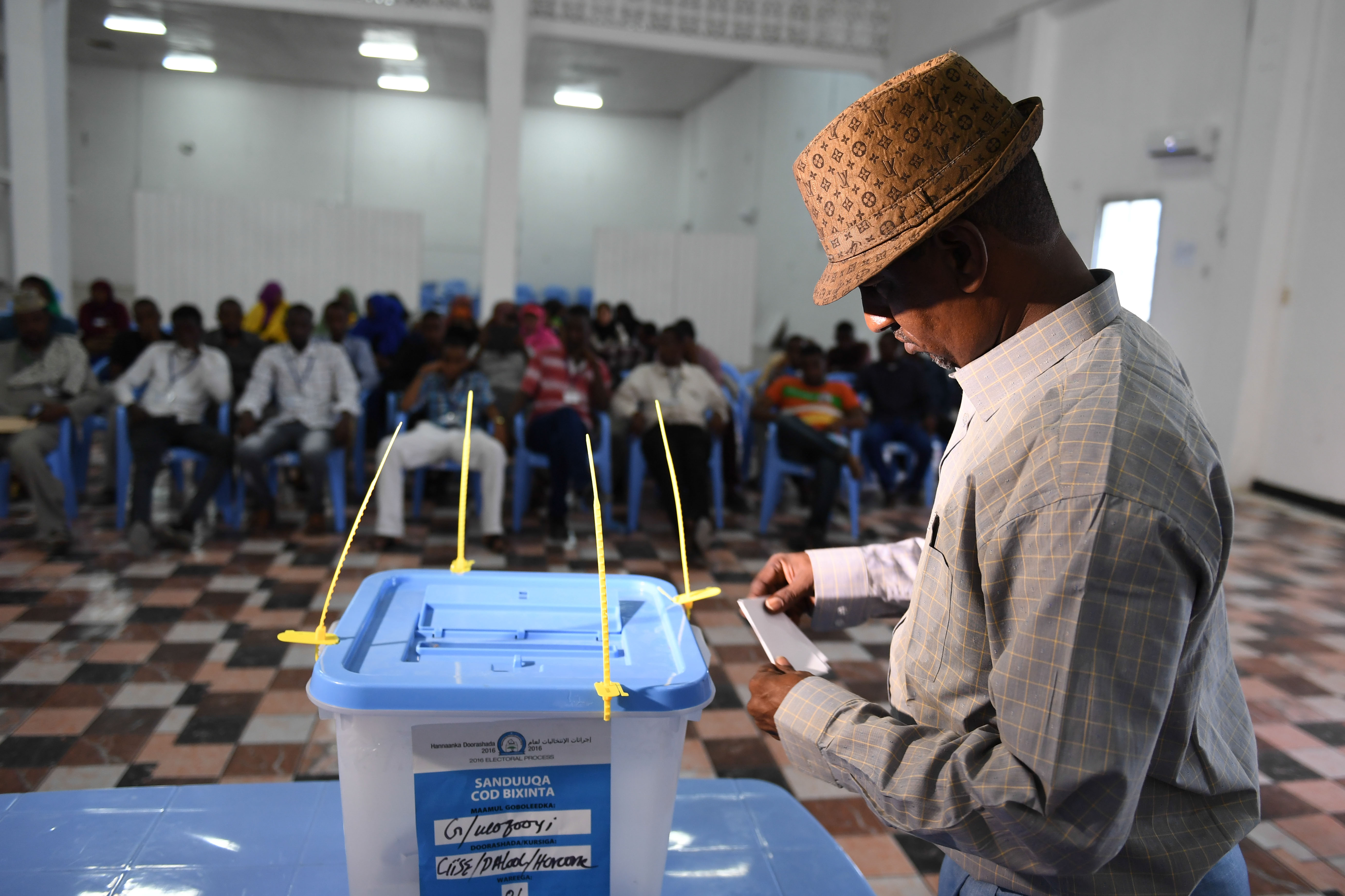 A delegate from Somaliland votes during the electoral process in Mogadishu, Somalia, on 19 December 2016. (<a href="https://www.flickr.com/photos/au_unistphotostream/30932740883/" target="_blank">Photo by Ilyas Ahmed</a> / AMISOM / Public domain)