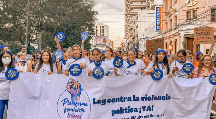 Mujeres del Partido Liberal en una manifestación el 25N, en apoyo a la Ley contra la Violencia en Paraguay. Crédito: IDEA Internacional.