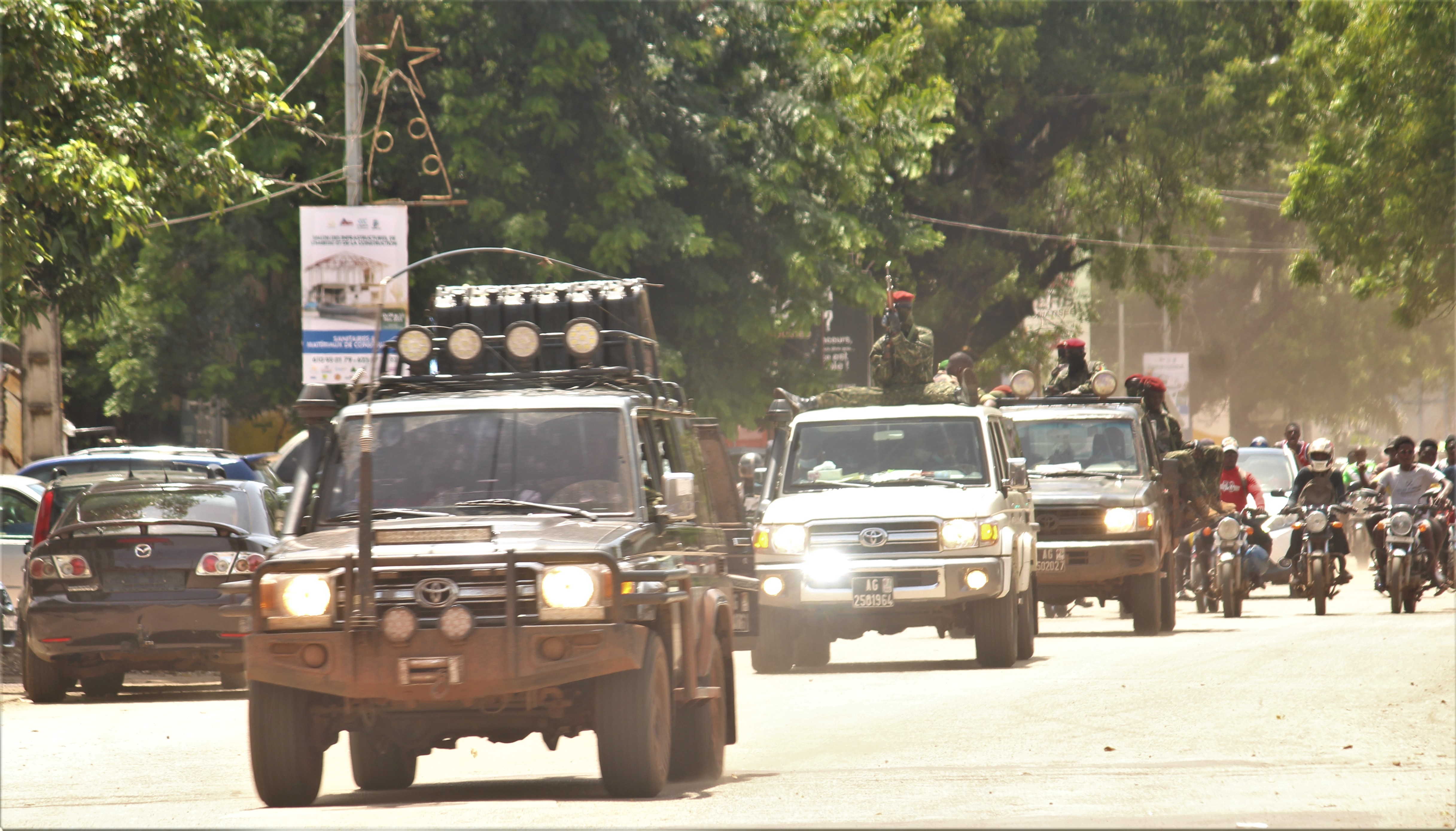 Source: Aboubacarkhoraa, "Parade des militaire dans les rue de Kaloum après le Coup d'état 2021 en Guinée," Wikimedia Commons. https://commons.wikimedia.org/wiki/File:Coup_d%27%C3%A9tat_2021_en_Guin%C3%A9e.jpg