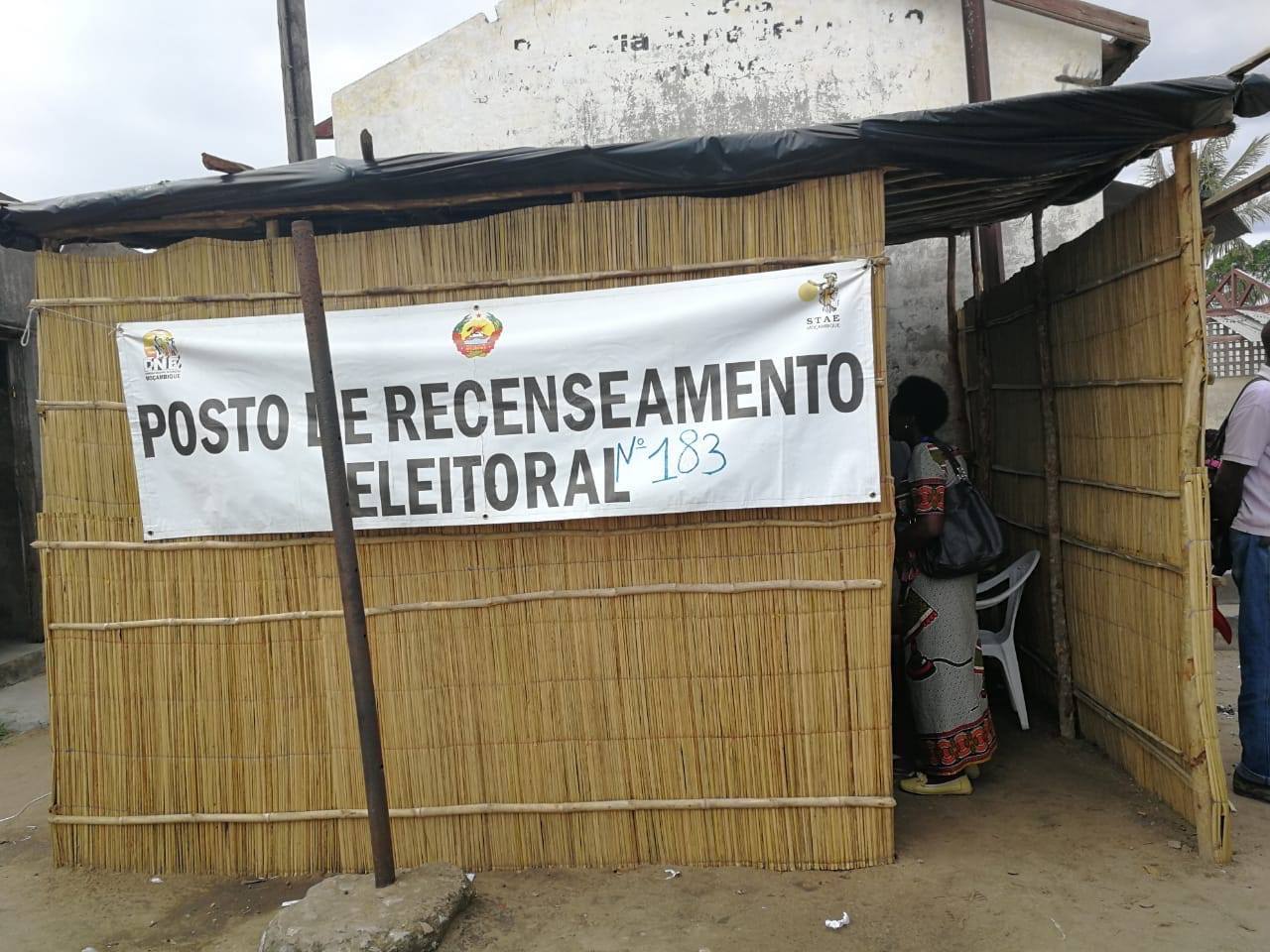 The EU-funded ‘Support to Consolidation of Democracy in Mozambique Programme’ worked with citizen voter registration officials, who created voter cards in rural conditions. Photo credit: International IDEA