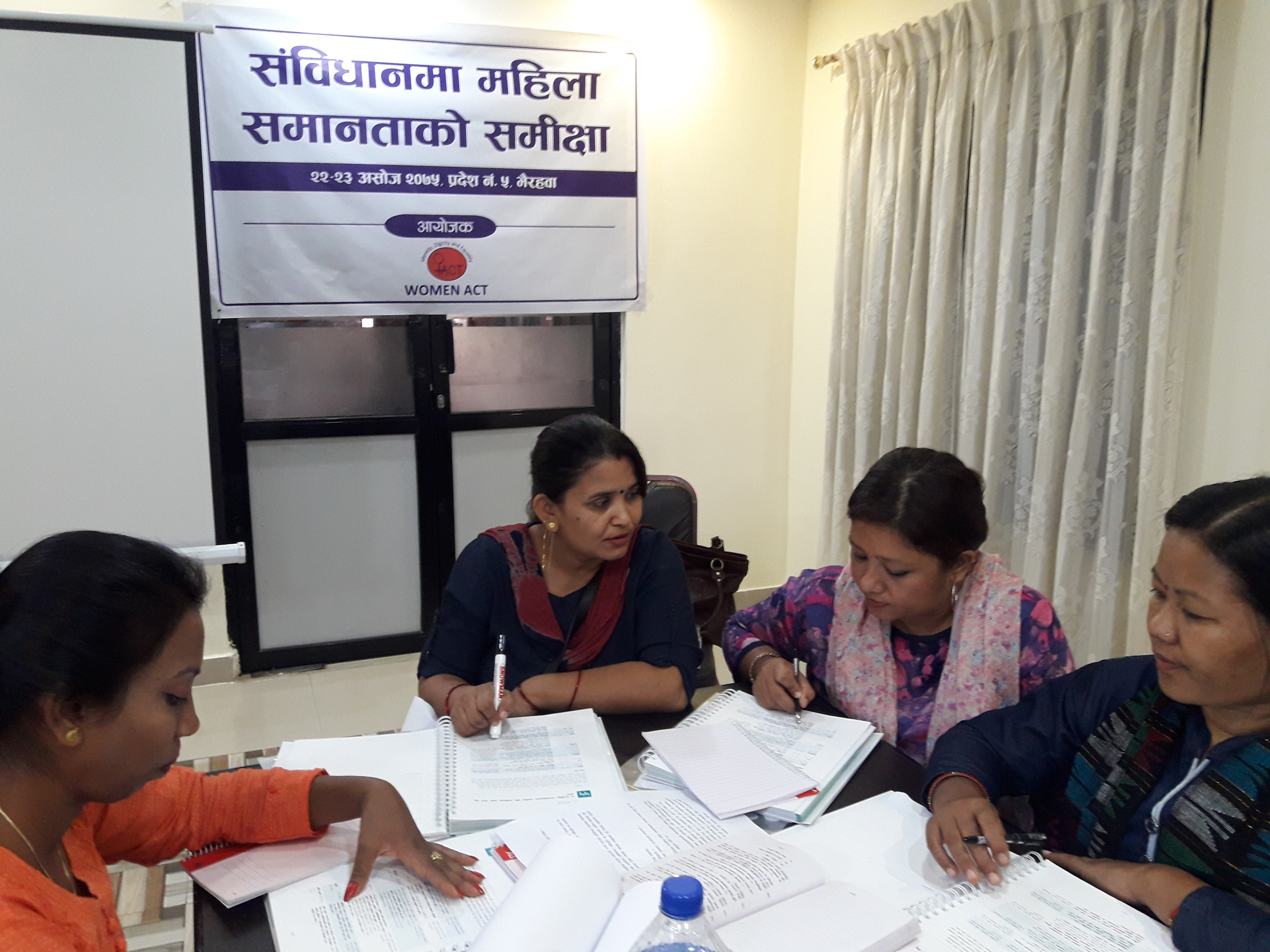 Participants discussing the constitution of Nepal. Image: International IDEA/Rita Rai